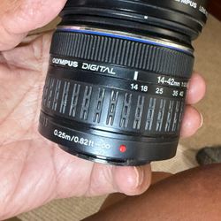 Olympus Zuiko Digital 14–42mm f/3.5–5.6 ED Lens with LH-61C Hood kit
