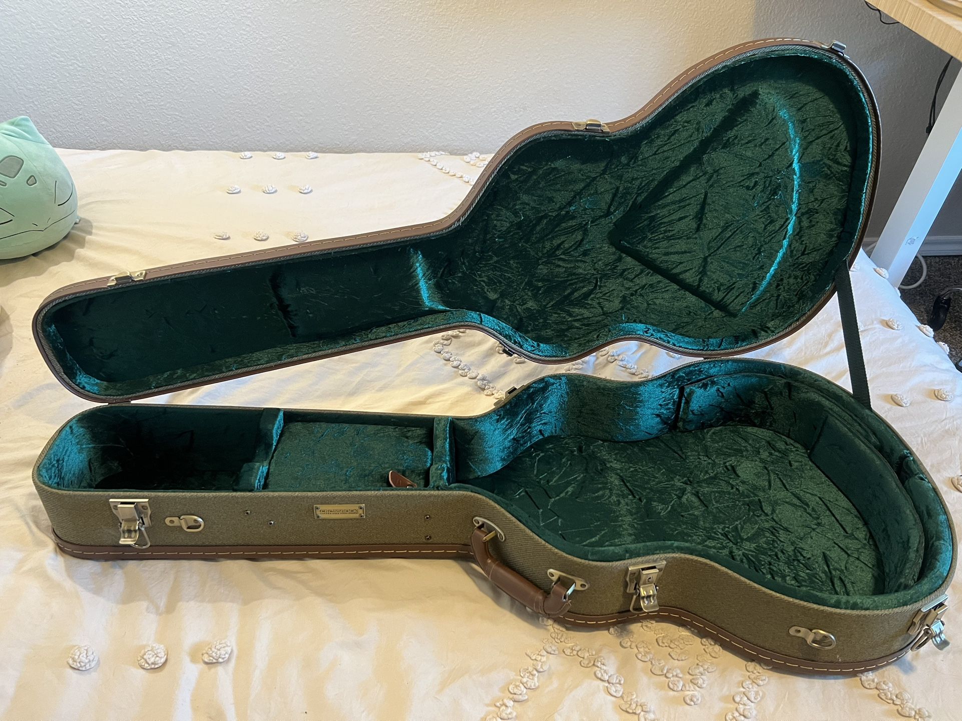 Crossrock Vintage Style Wood Case 4/4 Classical Guitar 