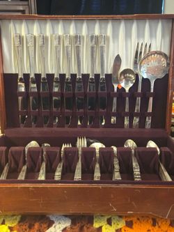 96 PEICE NOBILITY SILVER PLATE. FLATWARE SETTING FOR 8.