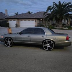 01 Crown Vic Clean Title On New 24 With A Subs 15s AC Good Clean Title Trade For A Work Truck Or 700 Raptor Or What U Got 
