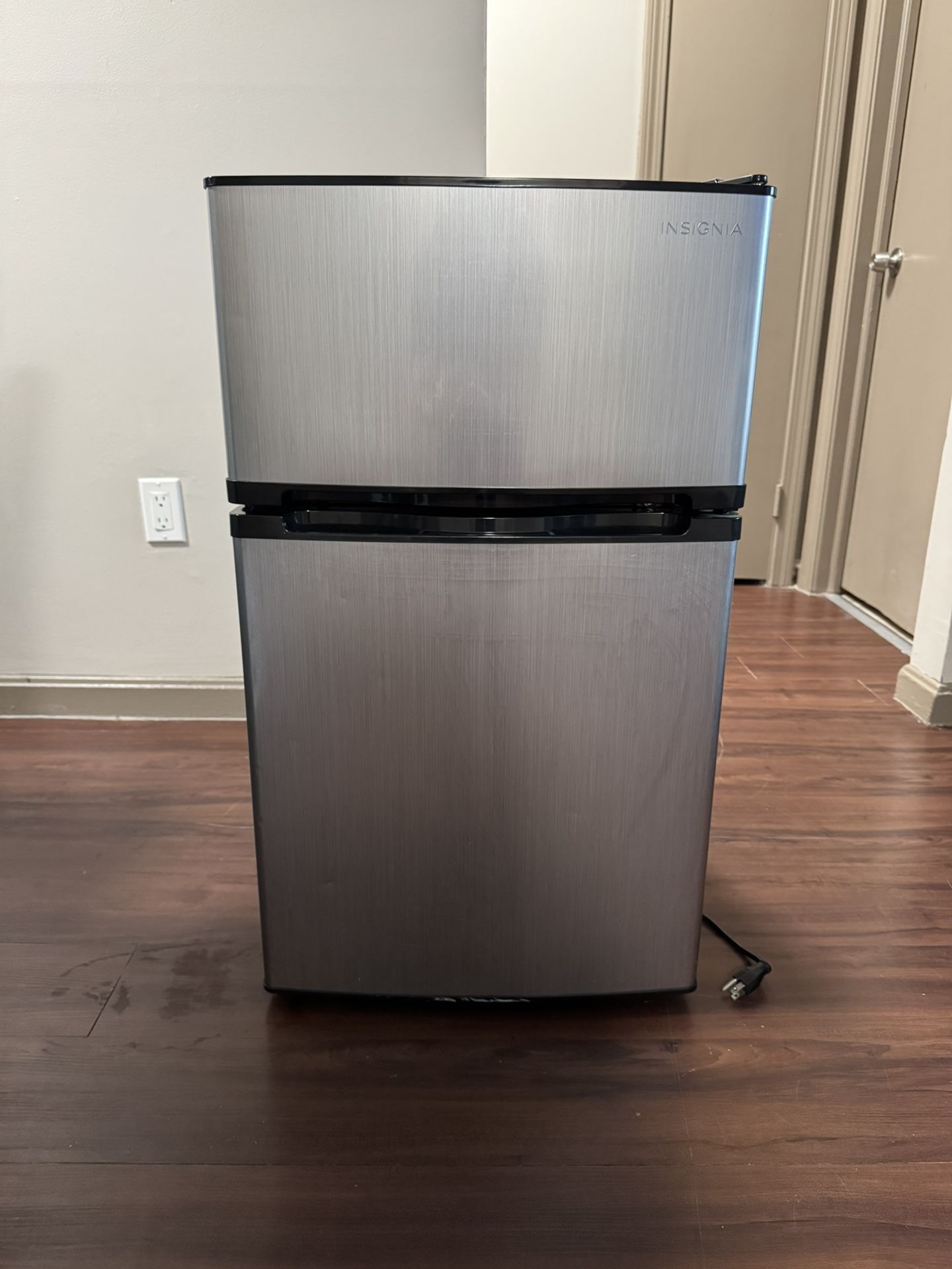 Insignia Compact Mini Fridge With Top Freezer 3.0 Cu.