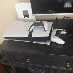  PS5 Pro Digital Edition – Like New (2 Controllers, Box Included)