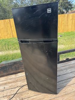 Medium refrigerator