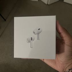 AirPods Pro 2: immersive sound, active noise canceling, and long battery life.
