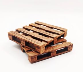 FREE 2 wood pallets