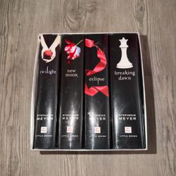 Twilight Saga 4-Book Box Set Twilight-New Moon-Eclipse-Breaking Dawn