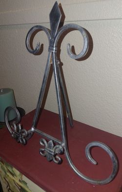 Wrought Iron Silver Easle; Art Display 12"