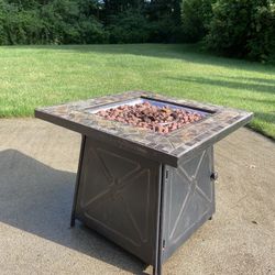 Hampton Bay Propane Outdoor Fire Pit Table with Lava Rocks and Screen