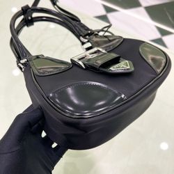 The design is casual, simple, exquisite