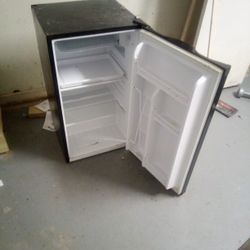 Miniature RCA Refrigerator 3 Ft Tall