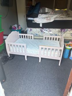 Toddler girls bed