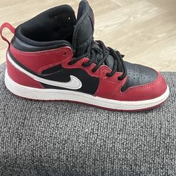 Nike Boys' Air Jordan 1 Mid GS size 1Y