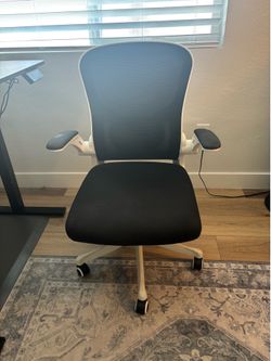 Ergonomic Mesh Office Chair – White & Black | Great Condition