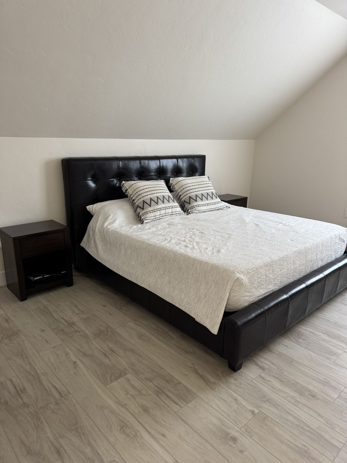 bedroom set(mattress not included)