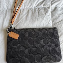 BRAND  NEW/COACH Large Corner Zip Wristlet in Signature Canvas