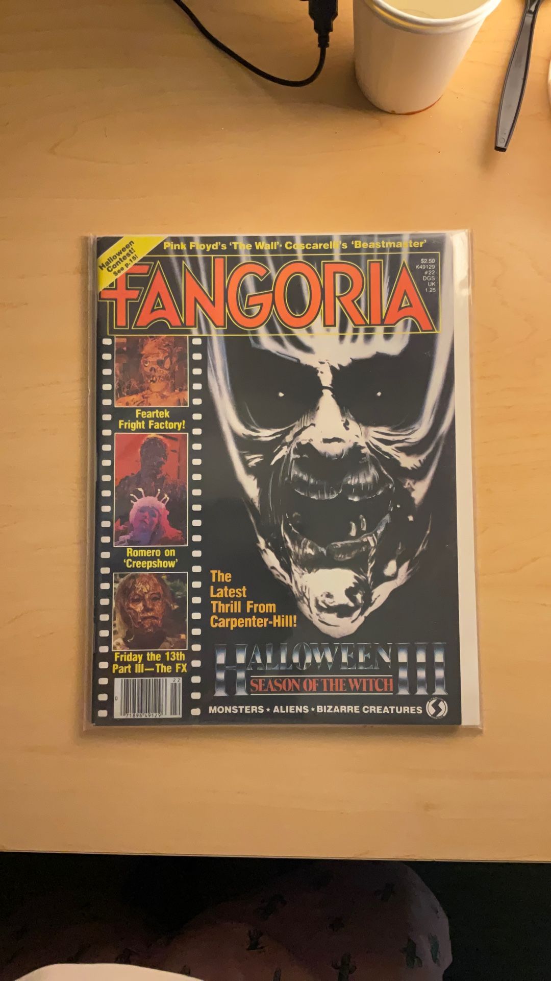 Fangoria #22 (The Witch) 1982 VF/NMThe menacing mask/creature from Halloween III: Season of the Witch. Content: Features on Pink Floyd's The Wall, D