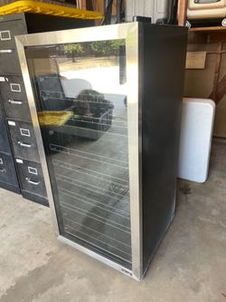 Wine refrigerator