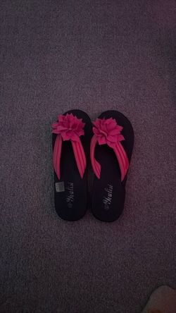 Ykulisi Flip Flops with Flower Detail- size 11