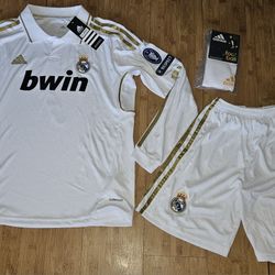 2011 Real Madrid home Retro soccer jersey kit set Ronaldo #7 Kids size 

Comes with jersey long sleeve, short and match socks 

Kids size in stock:
#2