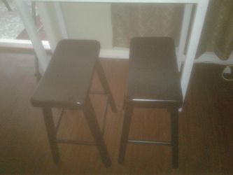Bar stools have 3