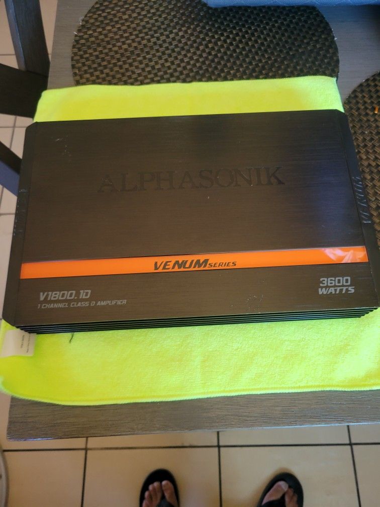 UN AMPLIFIER ALPHASONIK 