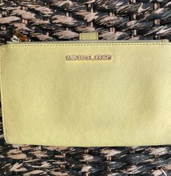 MICHEAL KORS Leather Wristlet Wallet In Excellent Condition 