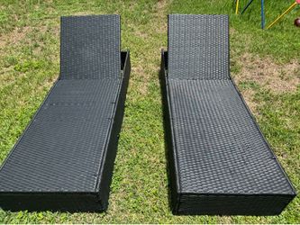 2 adjustable wicker chaise lounges