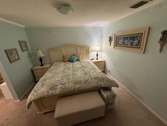 Coastal/Cottage King Bedroom Set + Pristine Mattress, Nightstands and Dresser Included - Complete 7 Piece