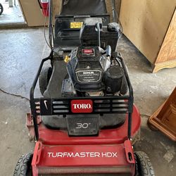 Toro TurfMaster 30” Lawn Mower – Like New / Casi Nueva