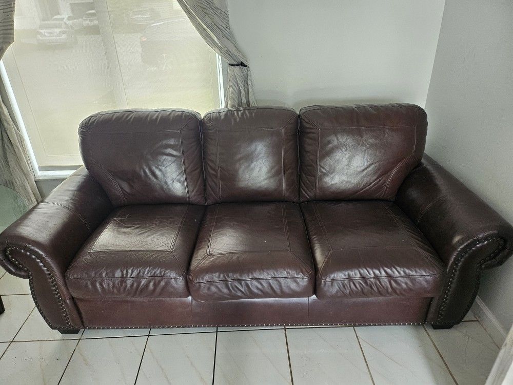 Living Room Couch And Table