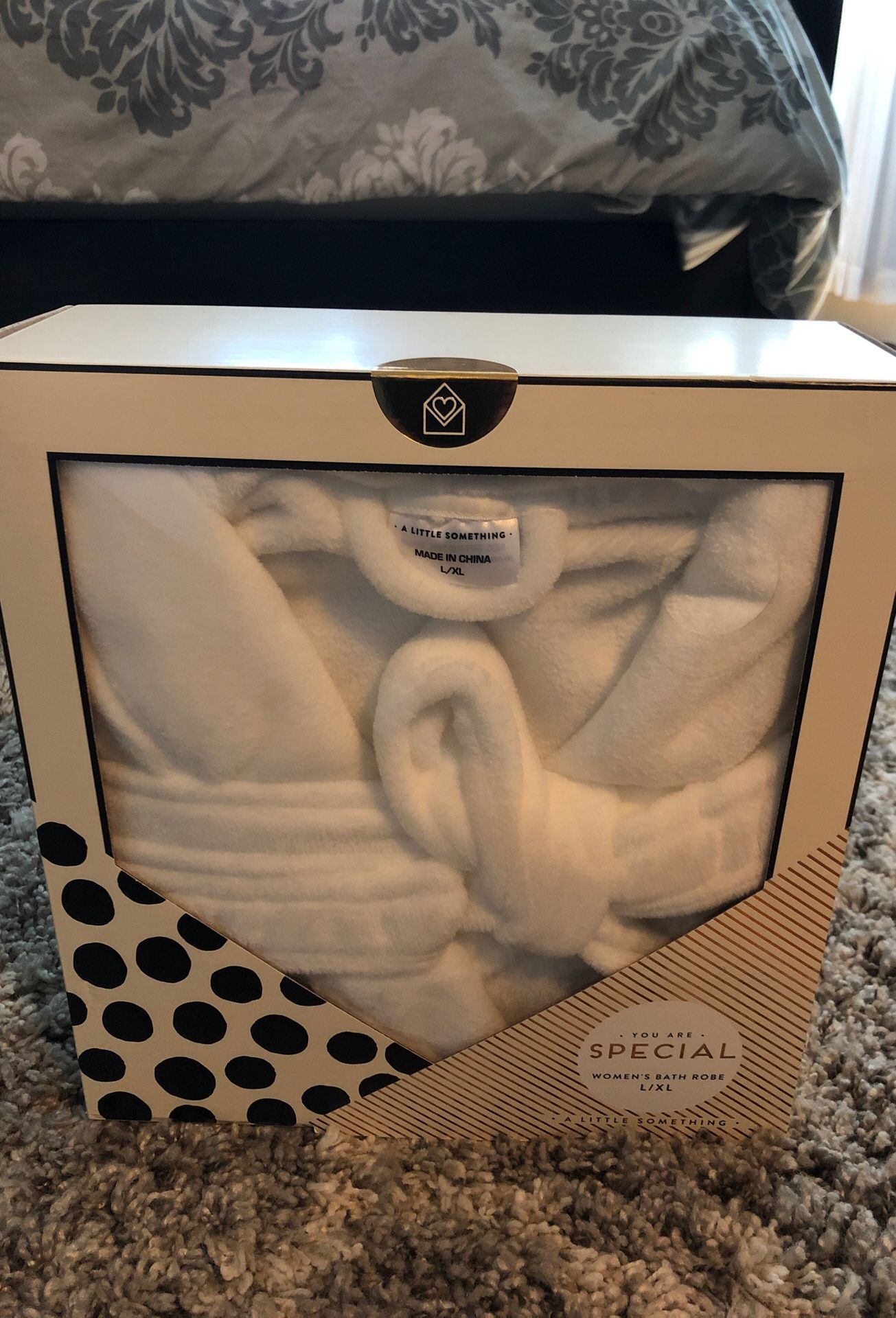 Women’s plush white robe size large/XL