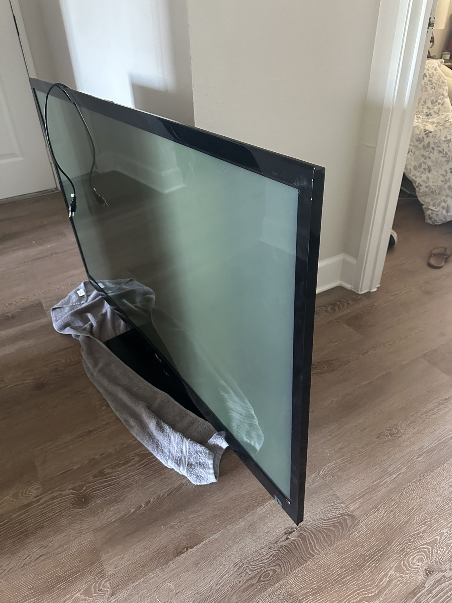 LG FLAT SCREEN 60 IN