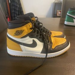 Air Jordan 1 Retro High OG Yellow Toe 
