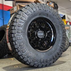 Method 321 Gloss Black 17" W/ 35/12.5/17 Nitto Ridge Grapplers Wheel Package 