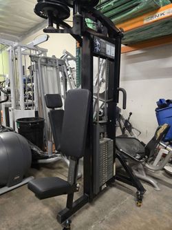 Life fitness pro 2 pec fly / rear delt commercial gym equipment exercise fitness weight machine