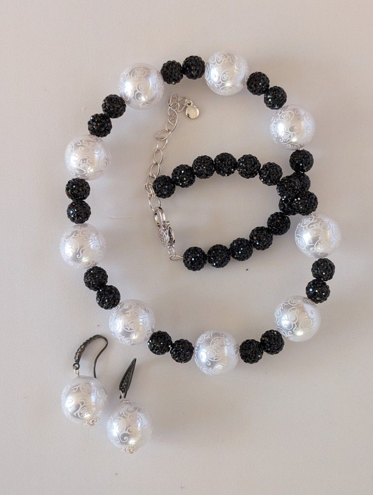 Black And White Necklace With Earrings New $40
