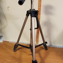 Vivitar VPT-1200  deluxe lightweight video/photo tripod with quick release plate