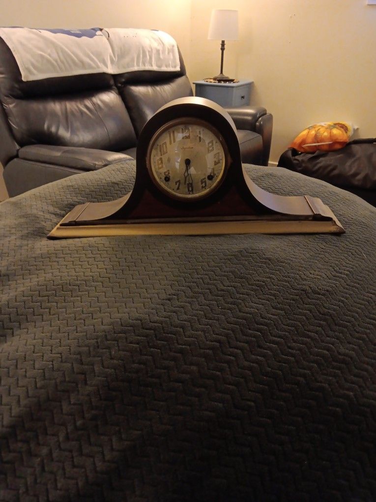 Mechanical Mantel Clock with gong