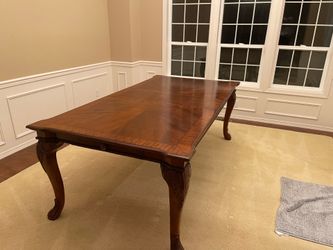 Elegant Solid Wood Extendable Dining Table with 2 Leaves
