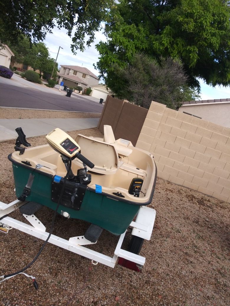 Boat bass hound 9.4 with trialer for Sale in Surprise, AZ OfferUp