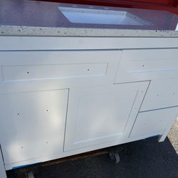 New 48 In Vanity In Good Condition 