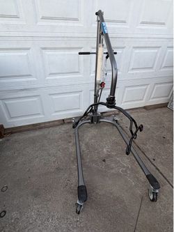 Midline hydraulic patient lift