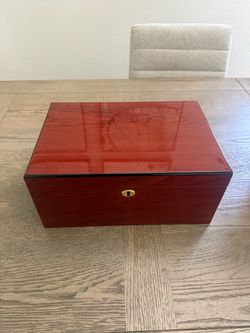 Cigar humidor