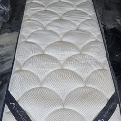 Dreamcloud Twin Size Mattress - Perfect Condition 