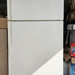 Full Size Refrigerator w/ Icemaker