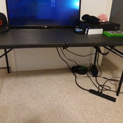 32 Inch Roku With Black Plastic Table