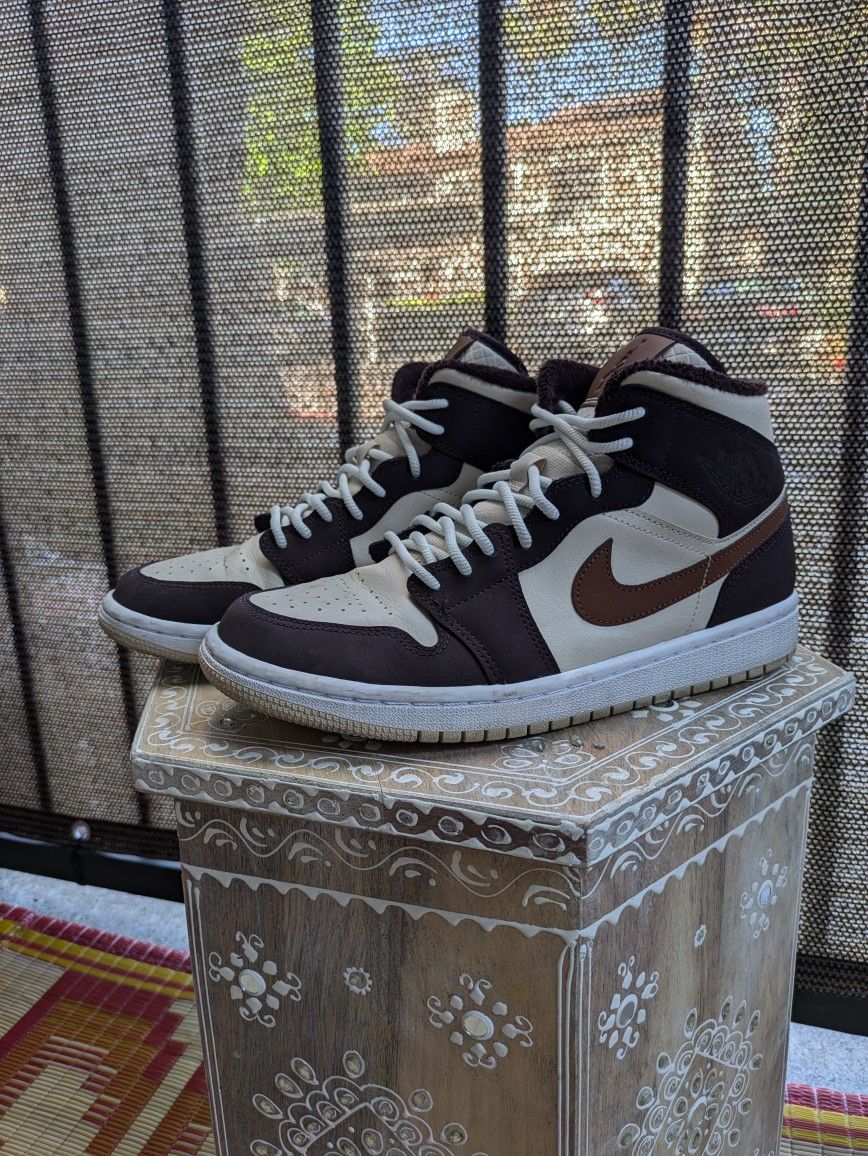 Wmns Air Jordan 1 Mid SE 'Cream Dark Chocolate'