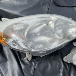 Toyota Matrix 2005 Right Headlight With Bulbs OEM 