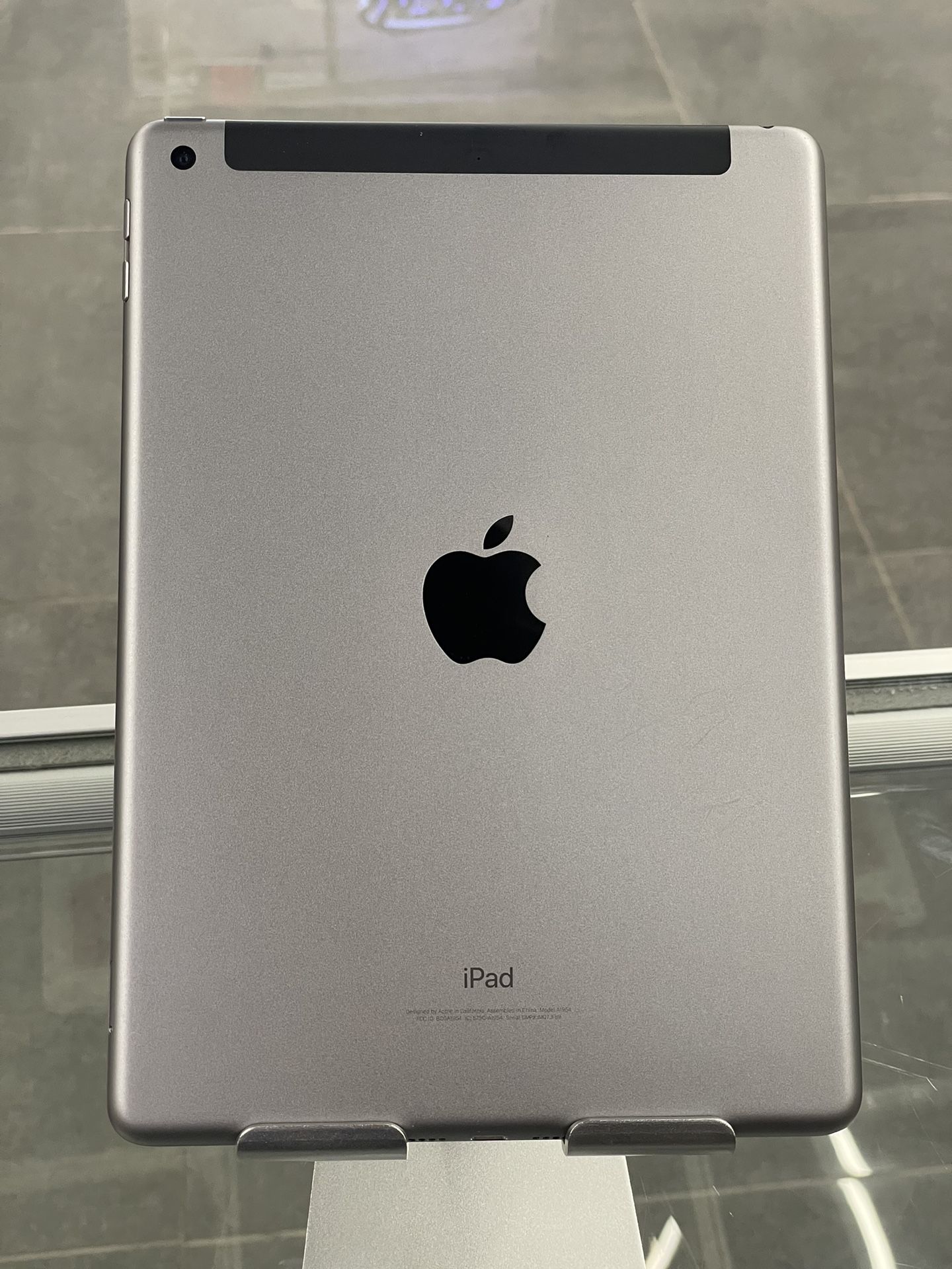 iPad 6 128GB Wifi + 4G Cell service