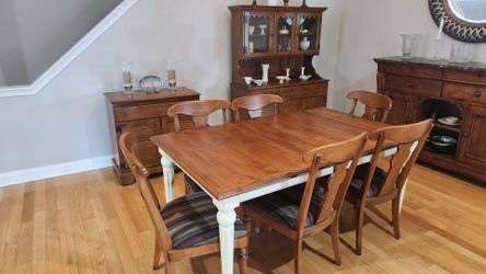 Gorgeous table with 4 upholstered chairs